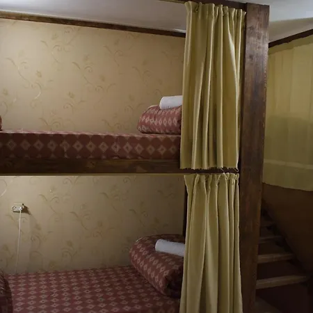 Metro Malinovka Hostel *