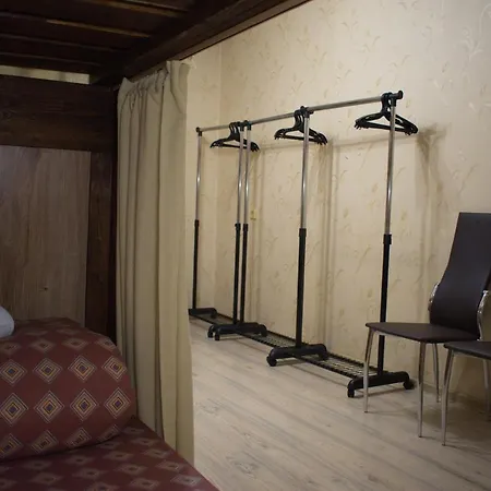 Metro Malinovka Hostel *